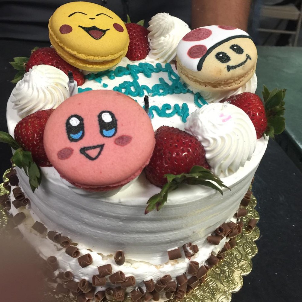 The birthday cake, with Kirby, Pikachu and Toad macarons
